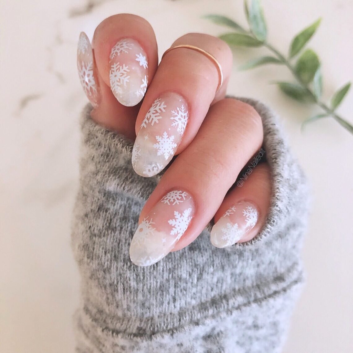 Snowflakes on nude winter nails